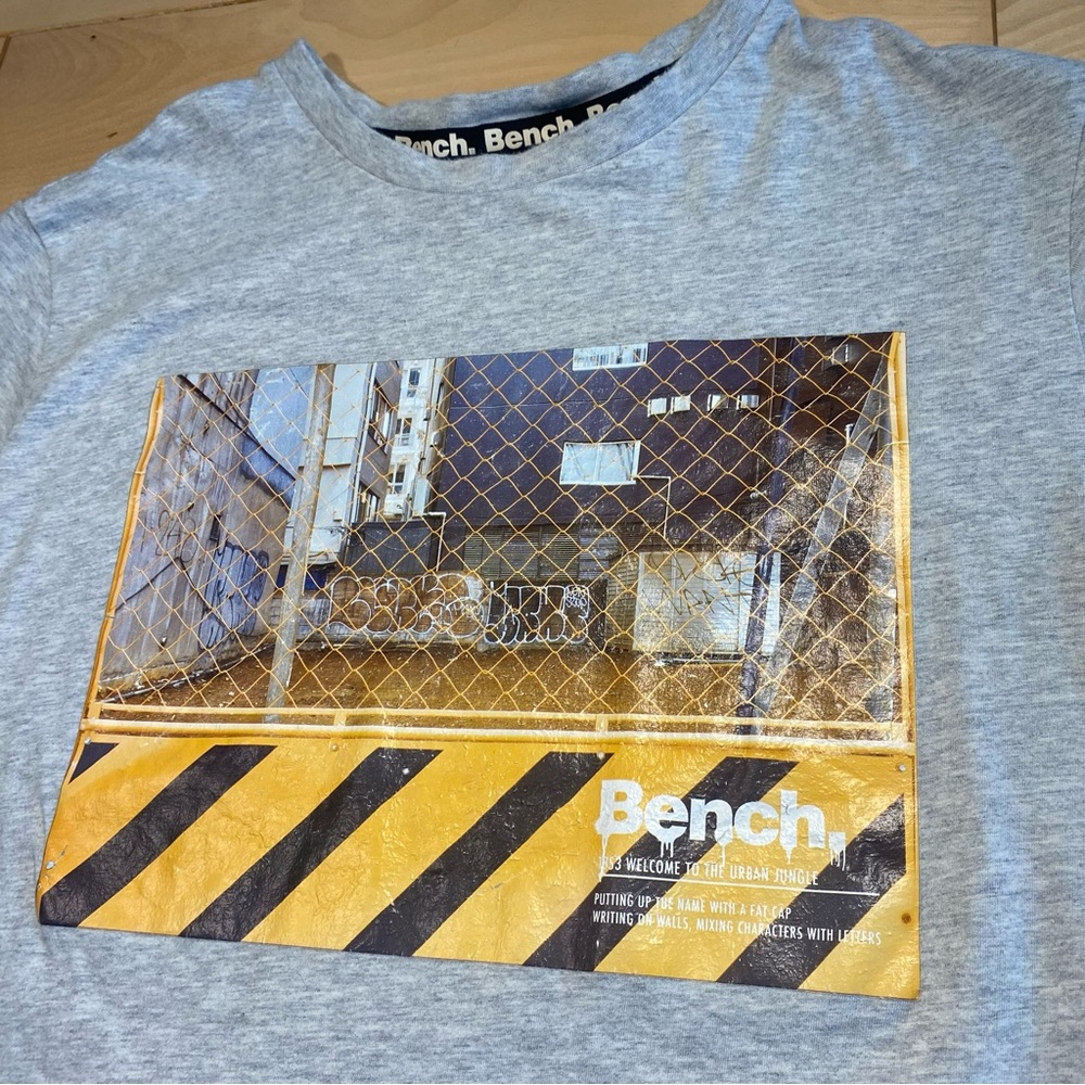 Light grey Bench t-shirt w cool urban graffiti graphic, size M
